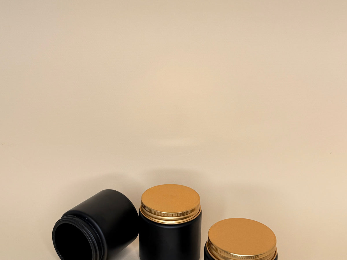 Envase de vidrio negro con tapa dorada 100ML
